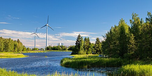 Wald, Wasser, Schilf und Windkraftanlage in Europa